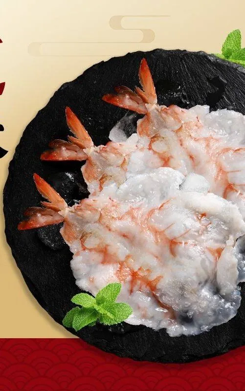 手工敲虾涮烫后摆盘，虾身透出橙红纹理，虾尾转红