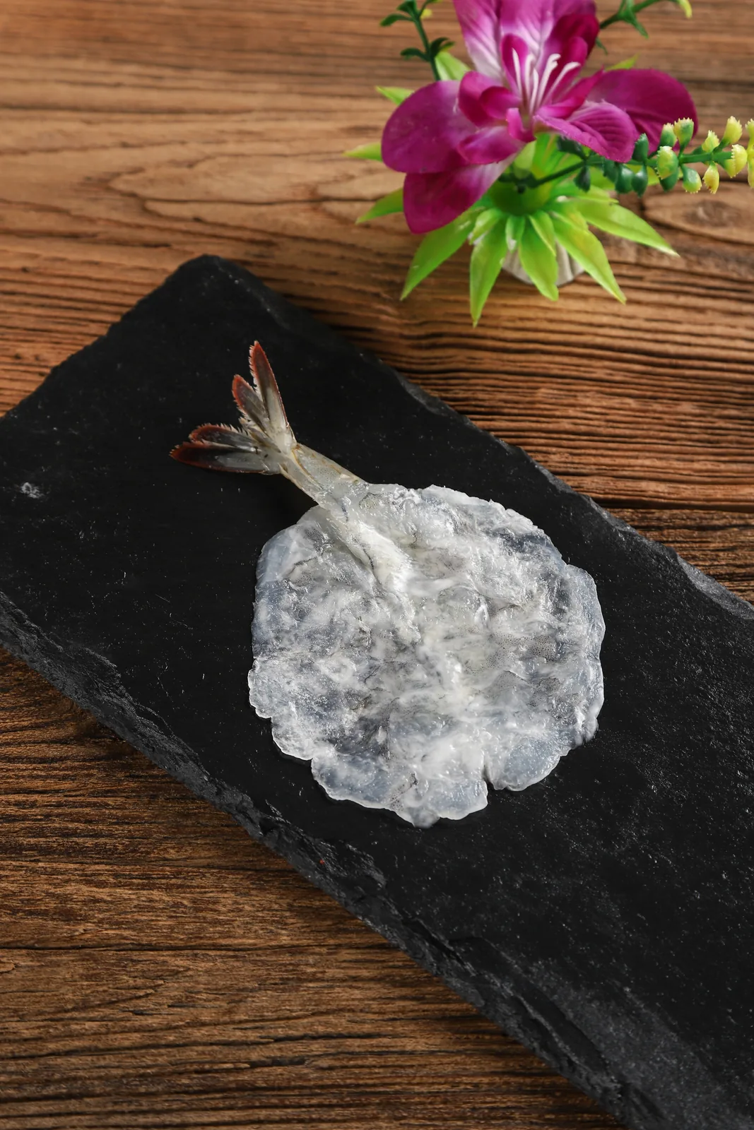 手敲小鲜手工敲虾单片特写，虾尾完整保留